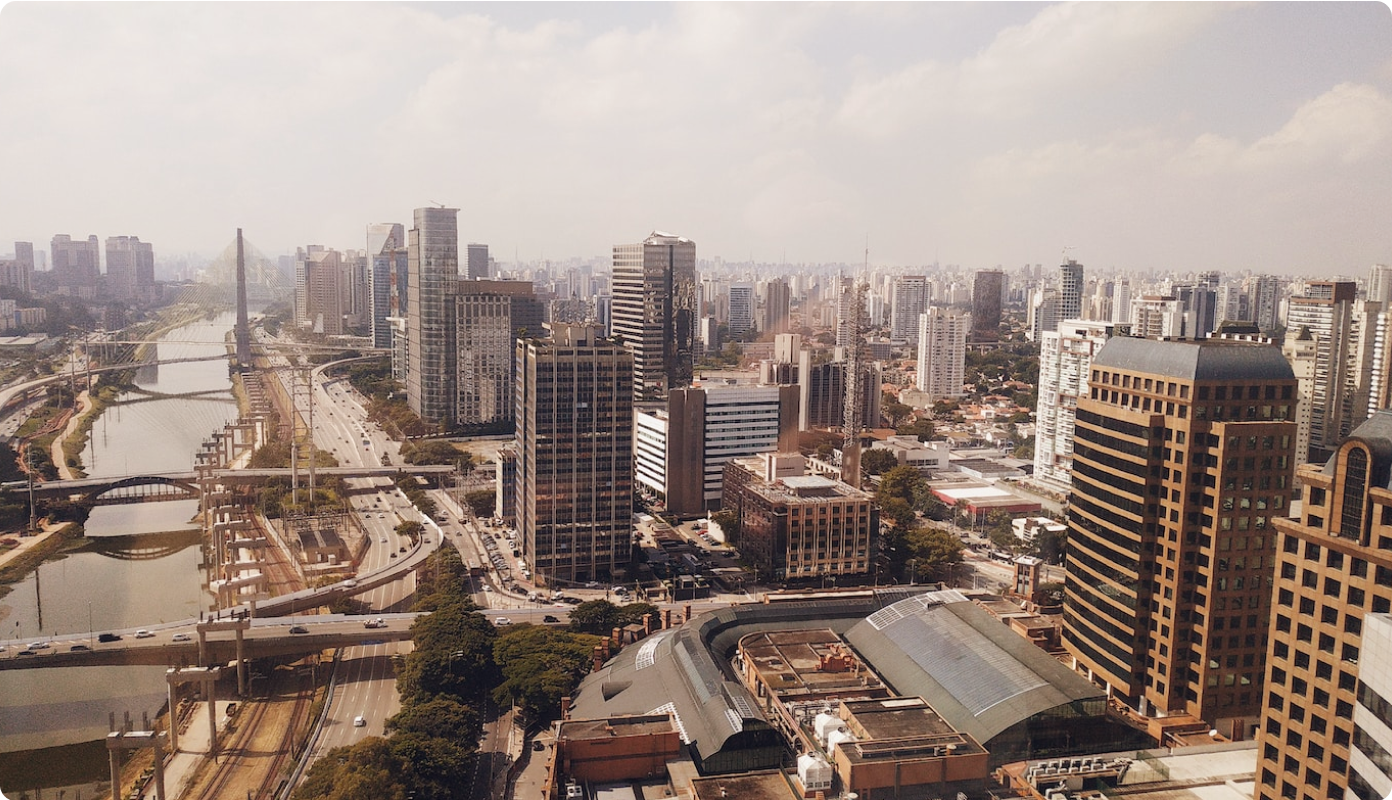 Vista de São Paulo, com edifícios residenciais e comerciais